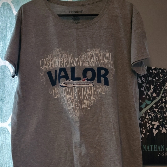 LIKE NEW CARNIVAL Unisex  t shirt - Picture 1 of 5